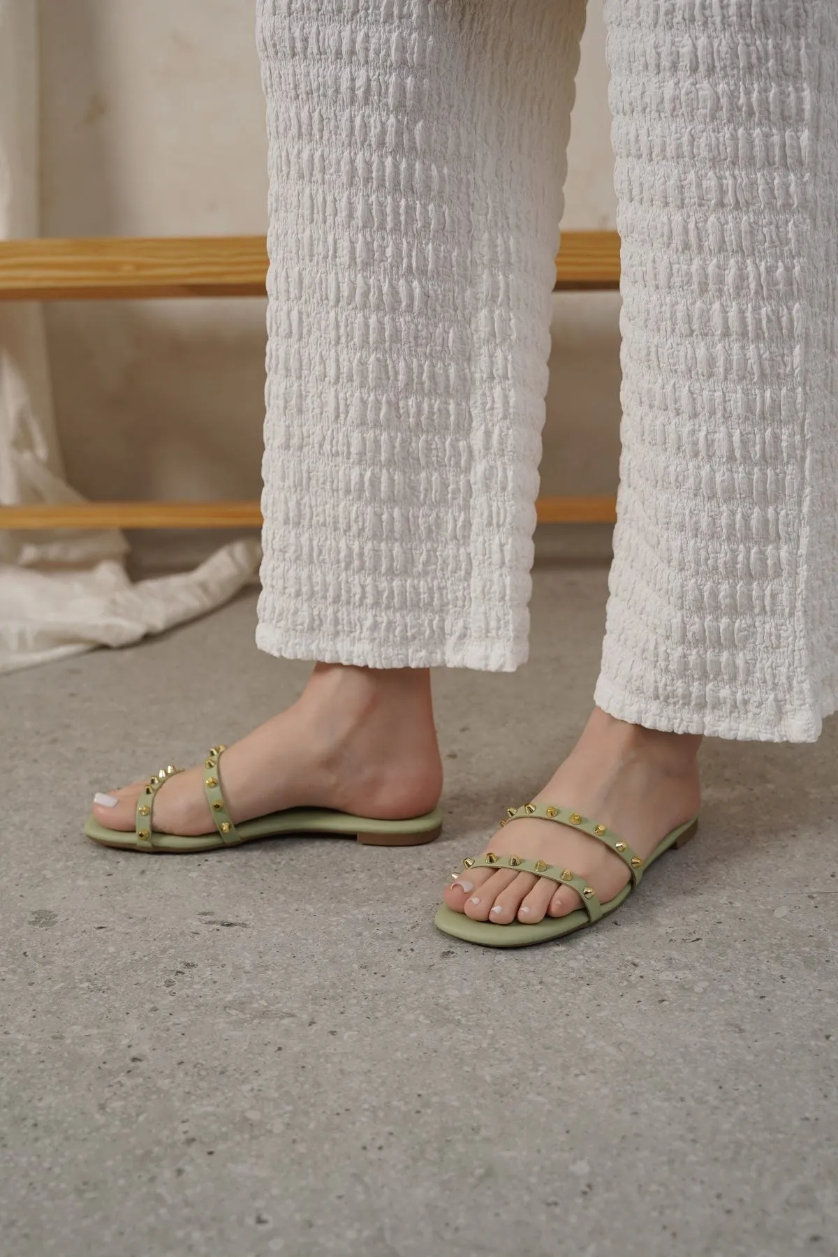 MINIMAL STUDDED SLIDES