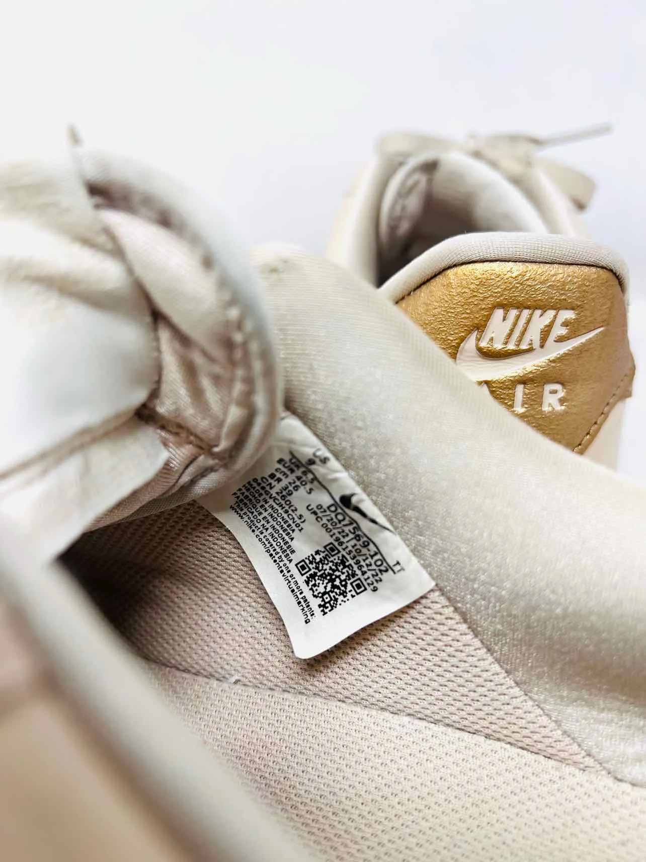Nike Size 9 Beige/Gold Lace-Up Leather Shoes Sneakers