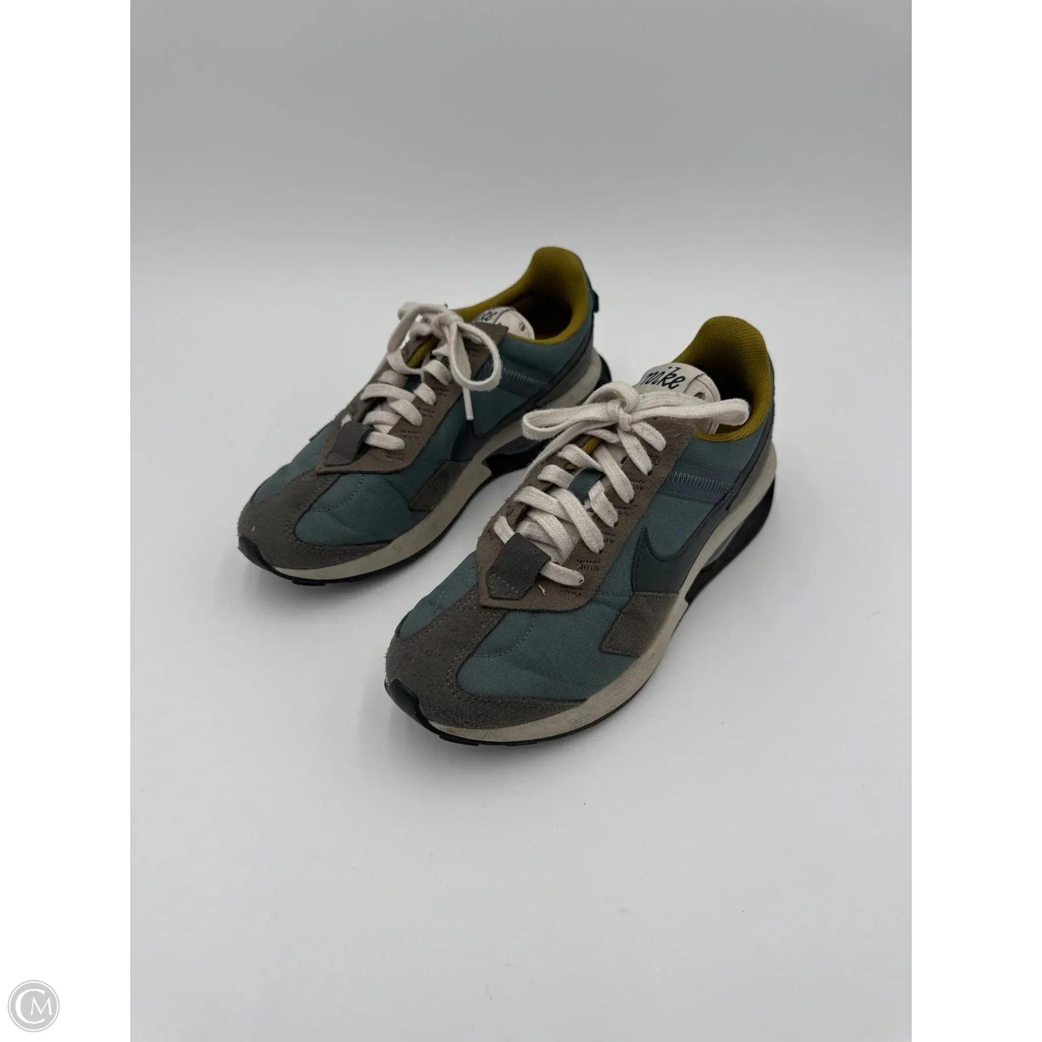 Shoes Sneakers By Nike In Grey, Size: 6.5