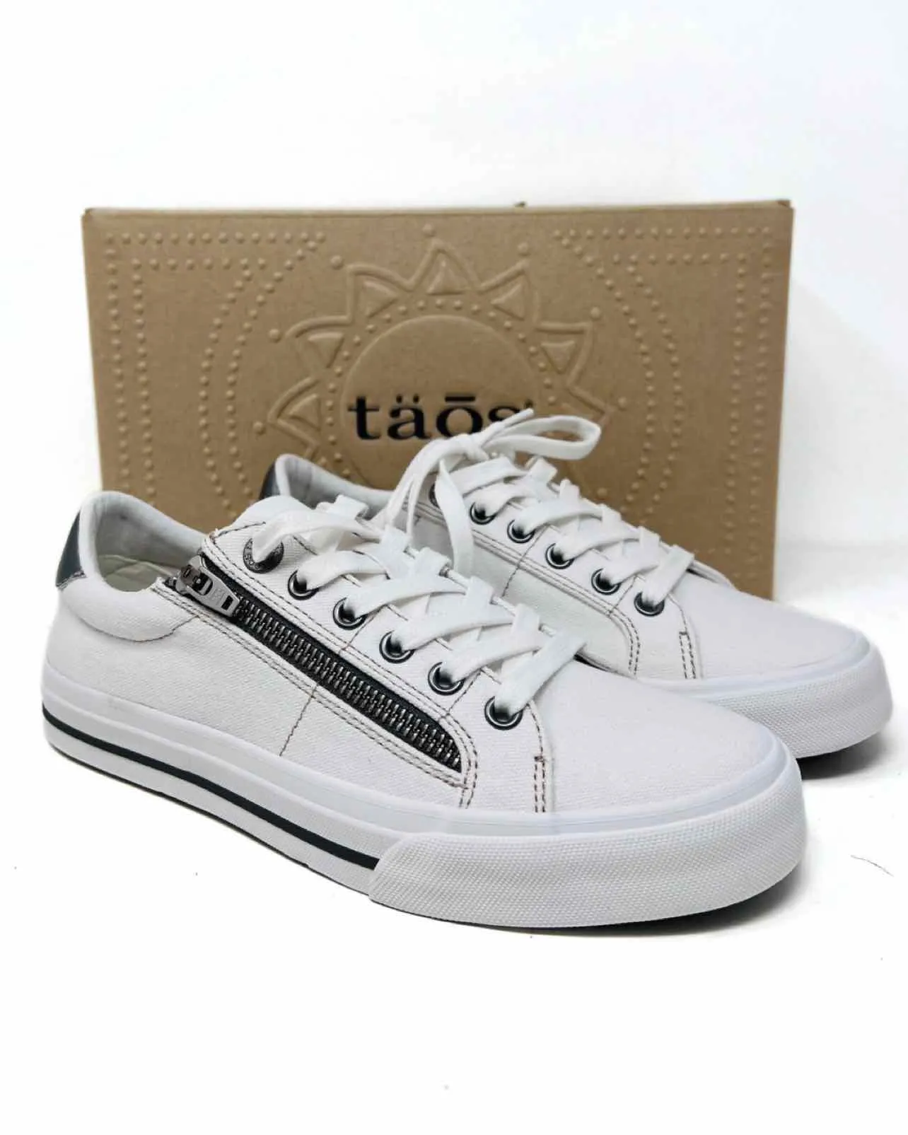 Taos Size 7 White/Silver Zipper Lace-Up W/ BOX!!! Shoes Sneakers