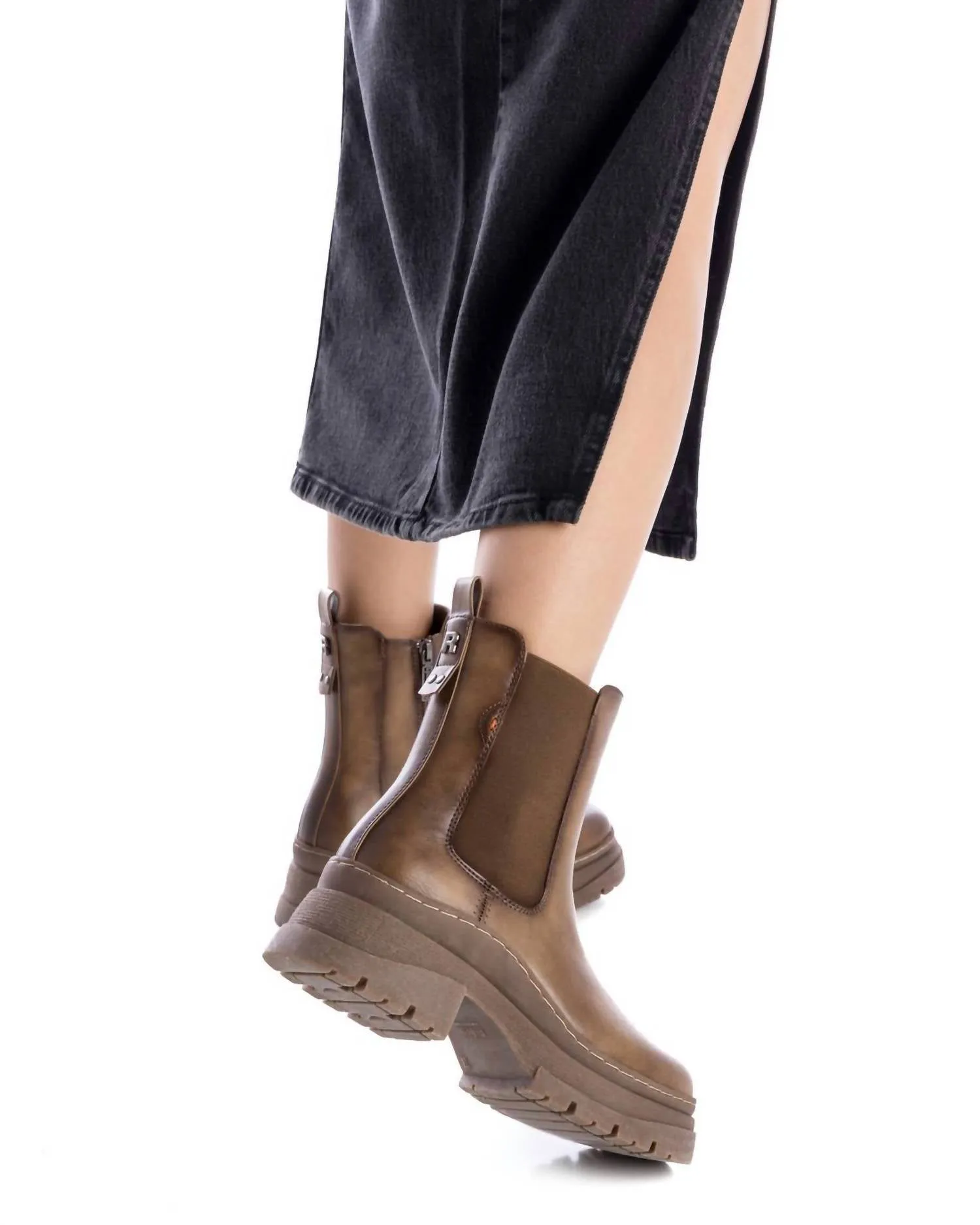 Women's Chelsea Booties In Light Brown