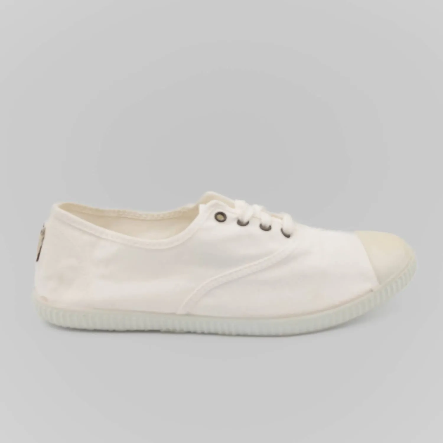 Women's Inglesa Tintada Puntera Sneaker In Blanco